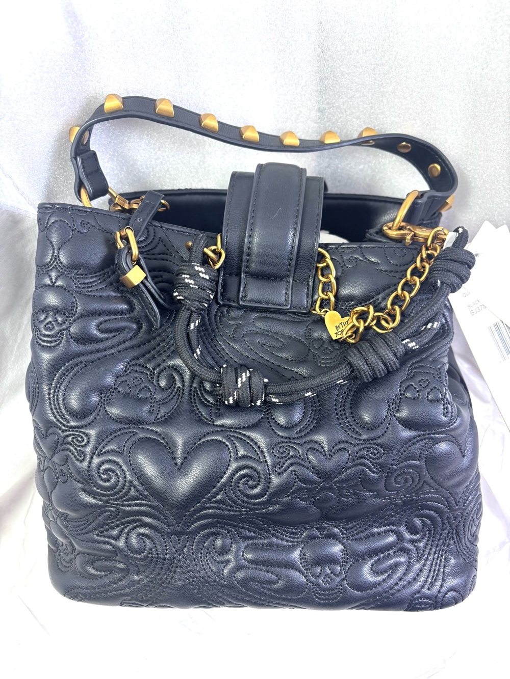 Betsey Johnson Quilted Sm Bucket Bag. Black/Gold.